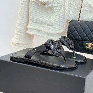 Chanel G46988 Camellia Thongs Slides with Metal Logo Women in Patent Leather Black